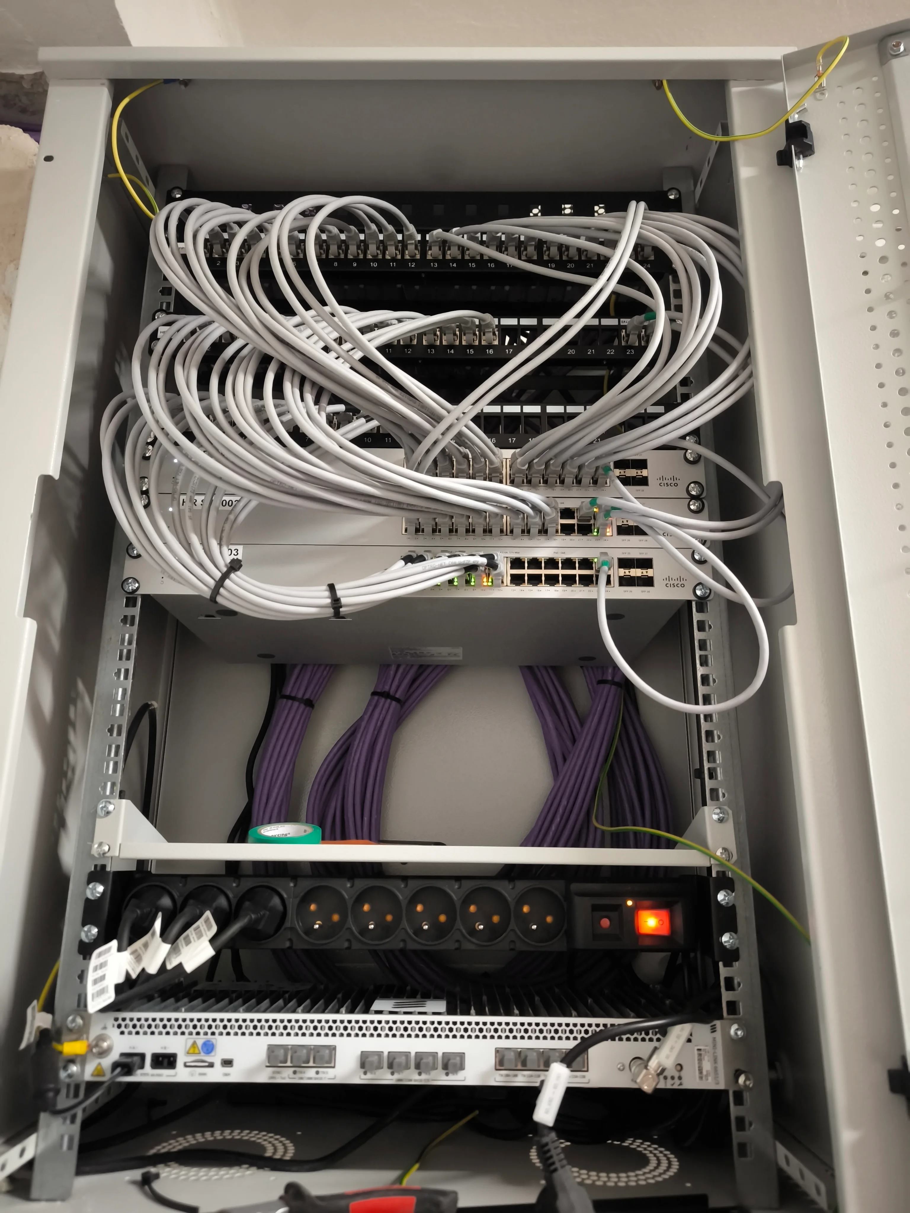 Inštalácia dátovej rack skrine a štruktúrovanej kabeláže